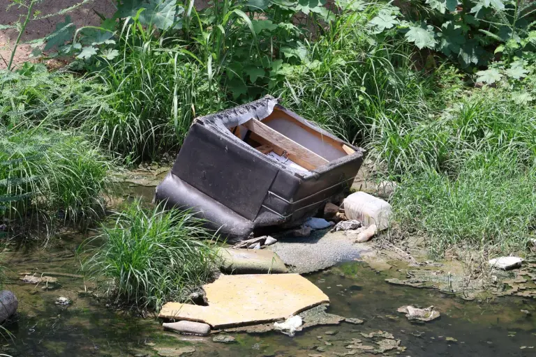 Basura acumulada en el cauce del arroyo Jabalines