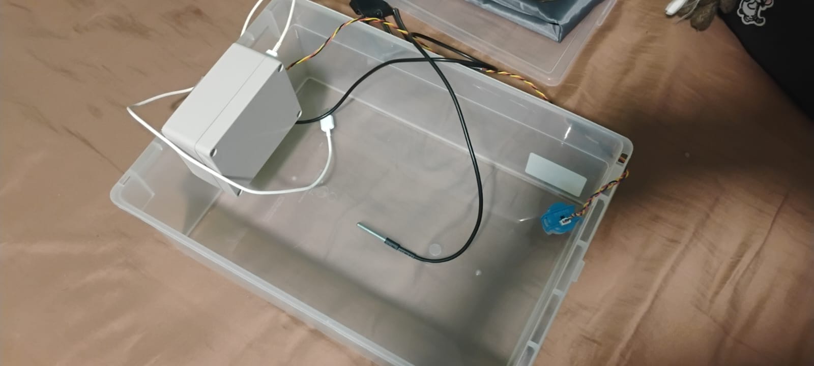 Prototipo del dispositivo Atlán, con el sensor de temperatura y la caja de control dentro de un contenedor de pruebas