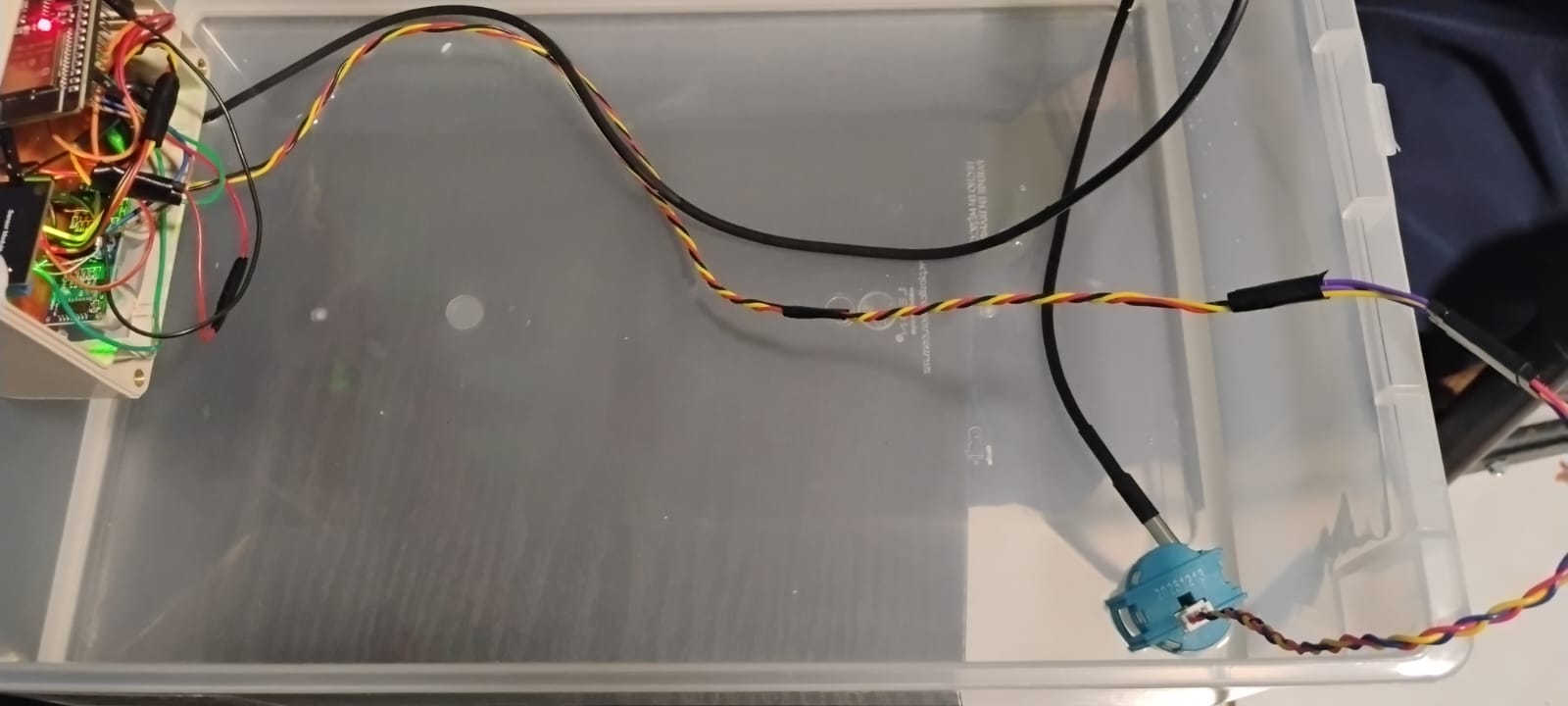 Sensor de turbidez y demás componentes del prototipo Atlán conectados dentro del contenedor de pruebas